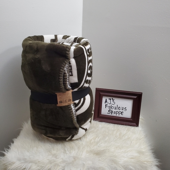 🔥VS PINK SHERPA BLANKET IN VINTAGE GREEN - Picture 3 of 6